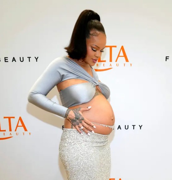 Rihanna-gave-birth 